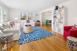 Sunny spacious sitting room with seating for six