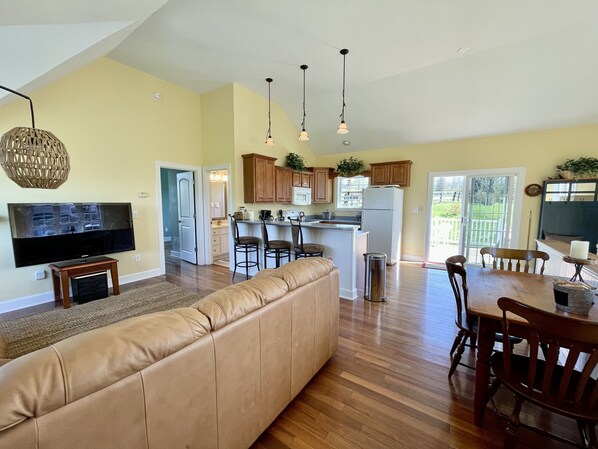 super spacious, bright and airy, with dining table for 4