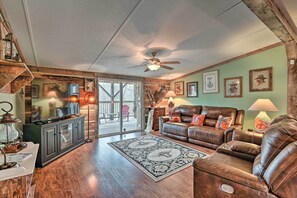 Living Room | Central A/C & Heating | Free WiFi