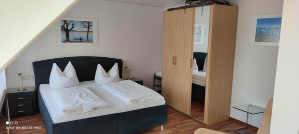 1 1/2 Zimmer Apartment mit seitlicher Seeblick-Wohnzimmer 1,5 Zimmerappartment See genießen