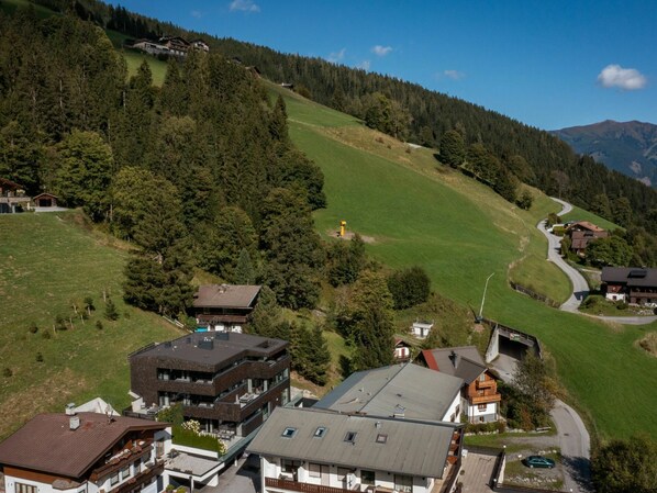 Himmel, Berg, Wolke, Eigentum, Gebäude, Natur, Pflanze, Grundstueck, Hochland, Baum