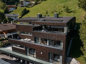Building, Property, Window, Plant, Wood, Architecture, Urban Design, Land Lot, House, Residential Area