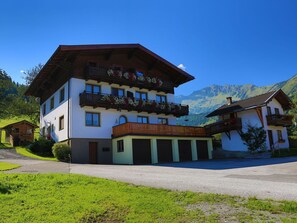 Bergstation, Gebirge, Senke, Alpen, Grat, Bergdorf, Bauernhaus, Gipfel, Villa, Balkon