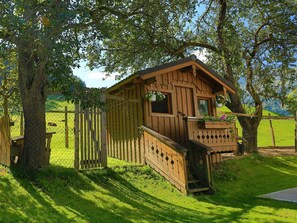 Pflanze, Baum, Himmel, Natürliche Landschaft, Holz, Fenster, Gras, Hütte, Landschaft, Gebäude