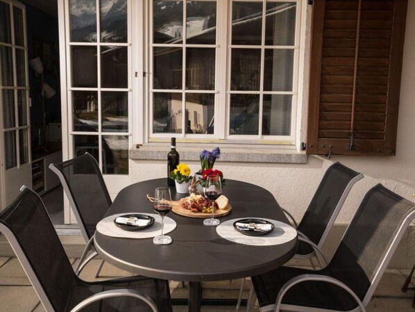 Tabelle, Geschirr, Möbel, Eigentum, Stuhl, Essen, Fenster, Holz, Interior Design, Teller
