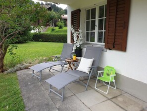 Pflanze, Eigentum, Möbel, Fenster, Gebäude, Baum, Schatten, Stuhl, Gartenmöbel, Wand