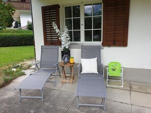 Pflanze, Fenster, Stuhl, Tabelle, Schatten, Veranda, Gartenmöbel, Blume, Gebäude, Holz