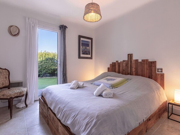 Meubles, Bâtiment, Propriété, Confort, Bois, Bleu Azur, Design Intérieur, Textile, Éclairage, Fenêtre