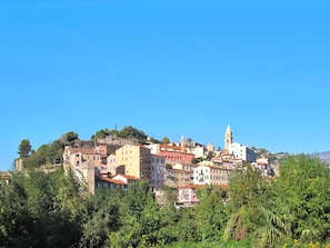 Ciel, Bâtiment, Bleu Azur, Arbre, Paysage Naturel, Plante, Façade, Ville, Toit, Maison