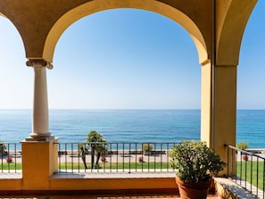 Ciel, Propriété, Meubles, Table, Bleu Azur, Chaise, Bâtiment, Fenêtre, Ombre, Architecture