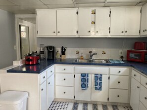 Full kitchen, Full Stove, Fridge - all thee essentials ready and available   