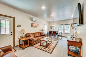 Living Room | Free WiFi | Smart TV | 1st Floor