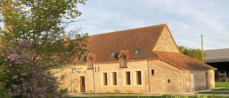 Le Gite côté cour avec la mare