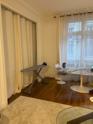 Salon séparé avec la chambre par un rideau
