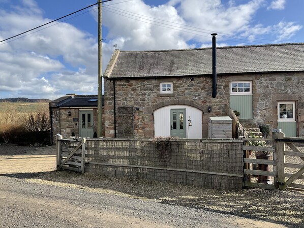 Front view of Hetton Byre Cottage