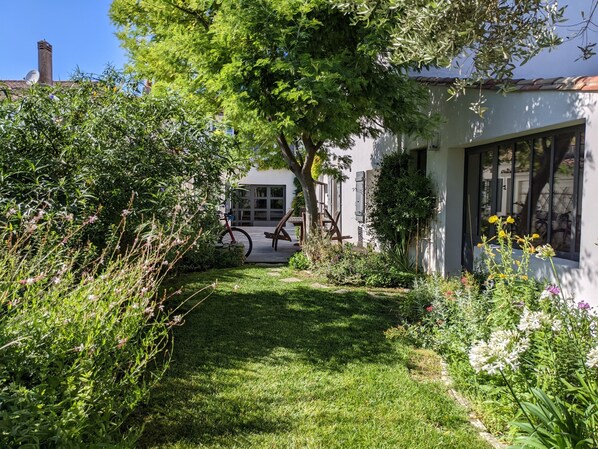Maison intra muros au calme - Vue de la maison depuis le jardin