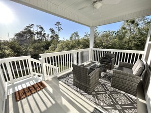 Feel the Florida breeze while relaxing on the well equipped back porch deck!!