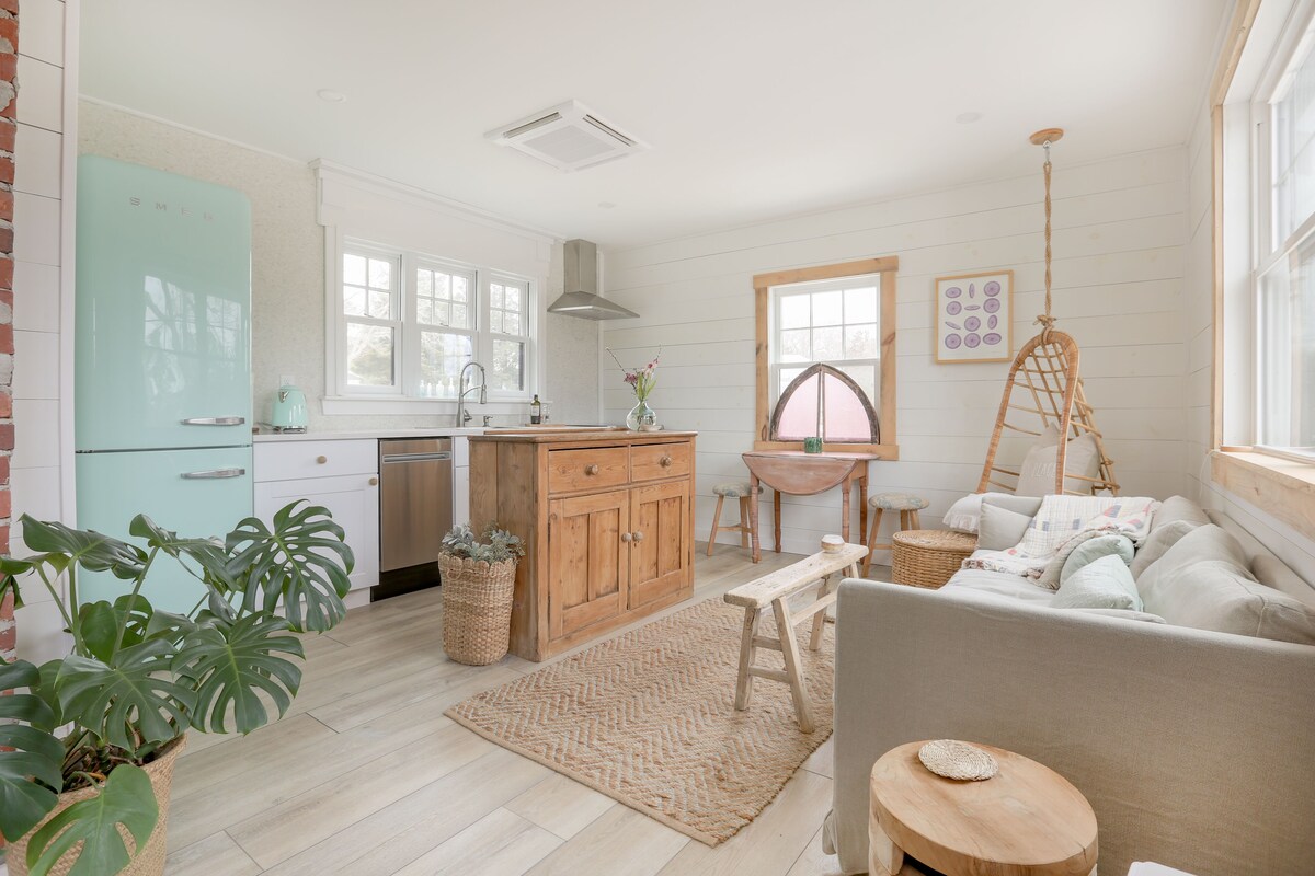 Tranquil waterfront cottage. Recently remodeled, with relaxation in mind.