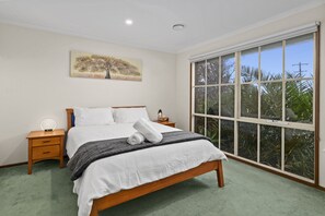 Bedroom 1 - Downstairs with Ensuite 
Queen bed