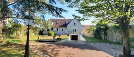 Bienvenu au Verger, situé en Haute Vallée de Chevreuse. Le calme et la nature.  