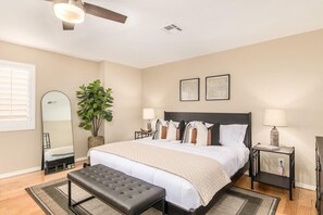 Large Main bedroom w/King bed