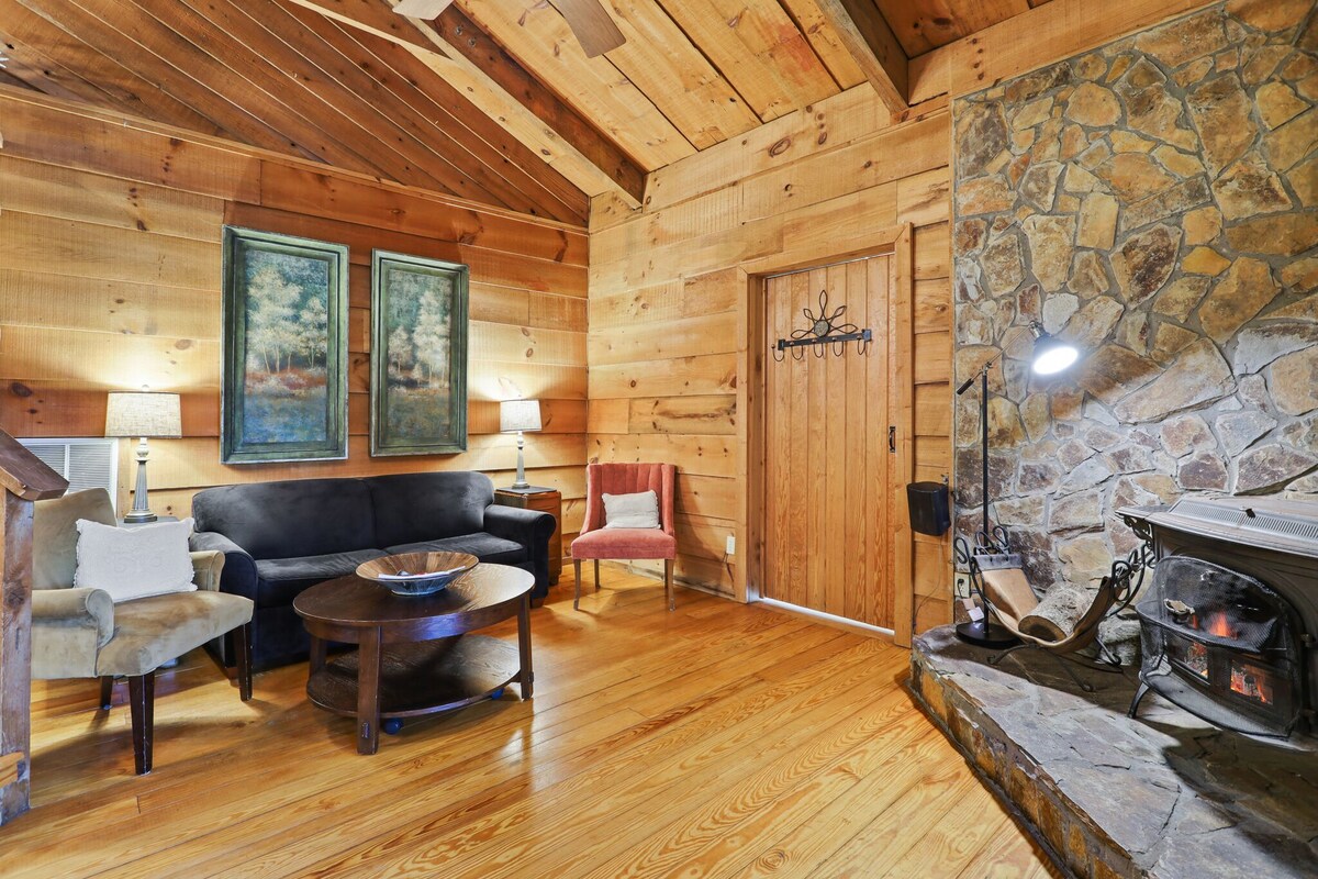 Unique Mountain Cabin, Perfect Location in Blue Ridge! Dog Friendly, Large Deck!