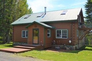 Front entrance of the cabin 