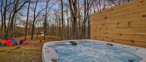 No better way to relax after a long day on the trails and slope than in our relaxing 6-person hot tub! out couch, game room, and 55" TV Pullout couch, game room, and 55" TV 6 person outdoor table and full size deck with grill and awesome views 6 person ou
