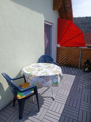 der gemütliche Balkon lädt zum Verweilen ein 