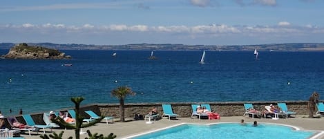 Piscine de la résidence, chauffée en juillet et août