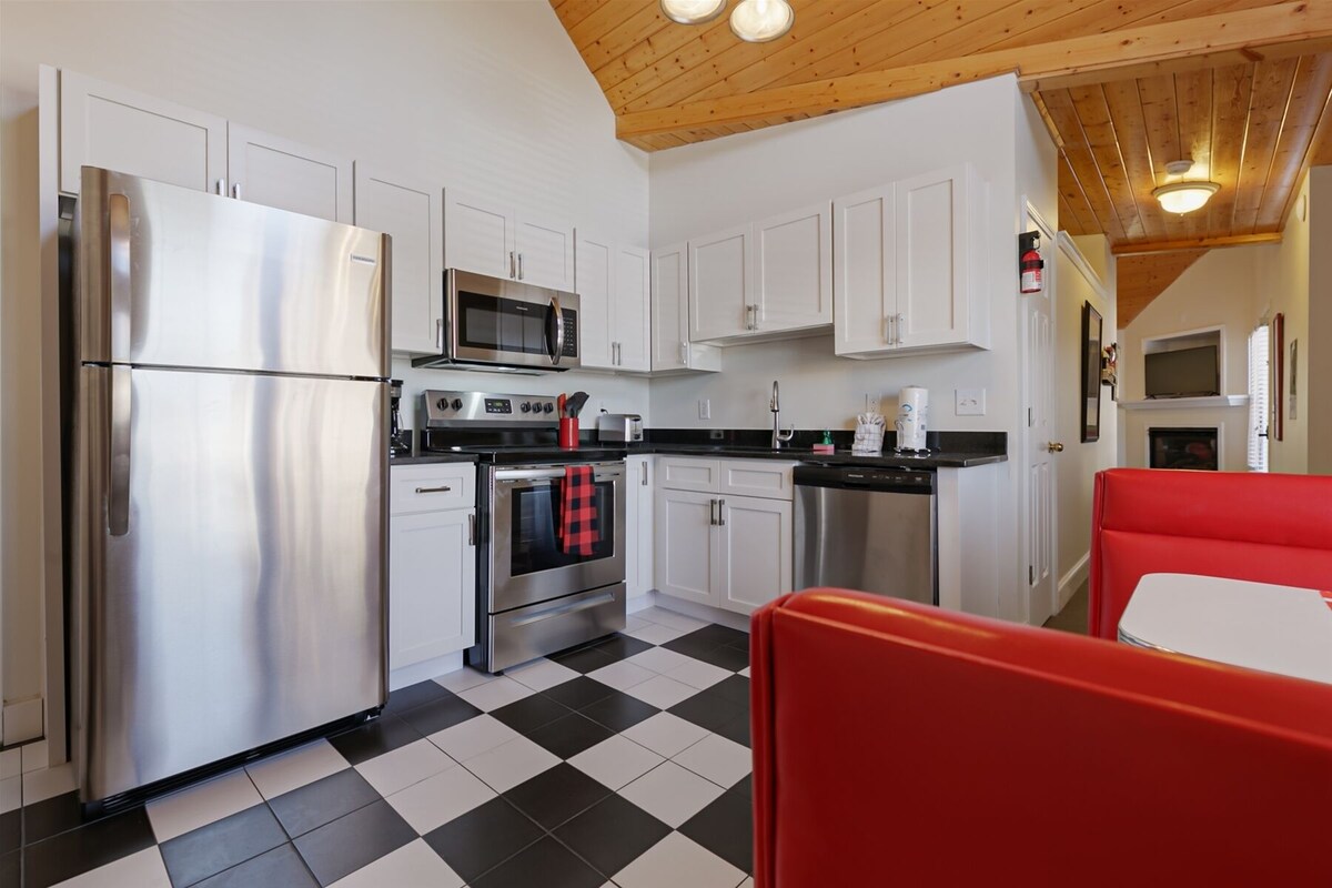 Alpine River Suites #504 – Coca-Cola-Themed River Condo in Downtown Helen