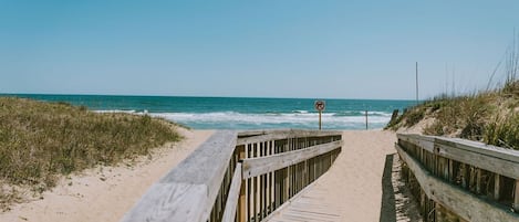 8th Street Beach Access! 5 minutes to the beach!