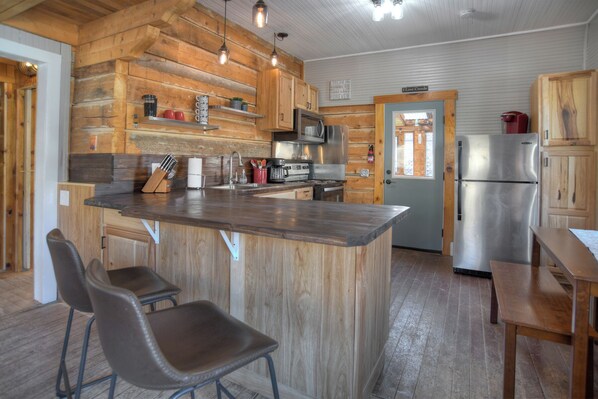 Hilltop House - Fully stocked kitchen (no dishwasher)
