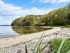 Dieser wunderbare Naturstrand befindet sich direkt am Haus mit eigenem Zugang