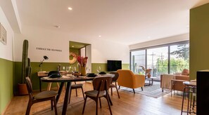 El mobiliario, la decoración y los servicios pueden variar ligeramente.