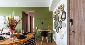 El mobiliario, la decoración y los servicios pueden variar ligeramente.