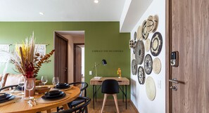 El mobiliario, la decoración y los servicios pueden variar ligeramente.