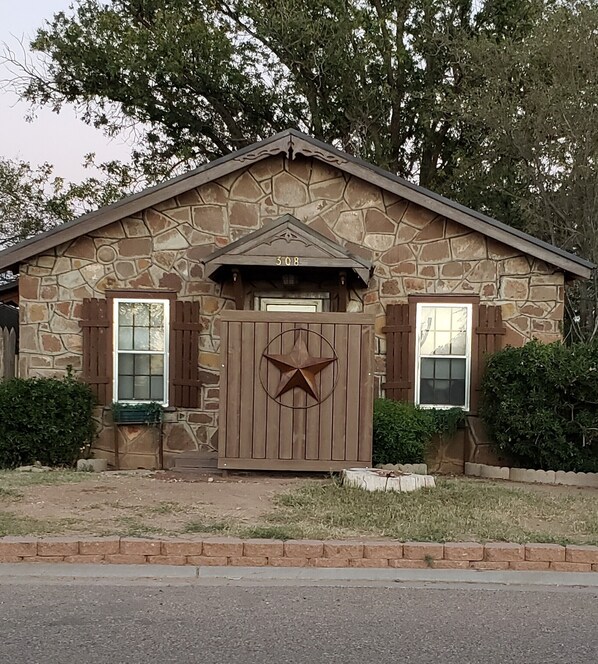 photo of front of Cottage. 