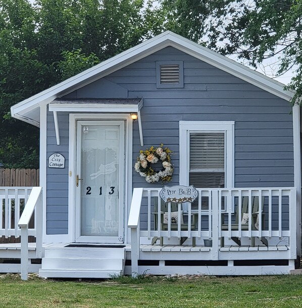 Cozy Cottage front