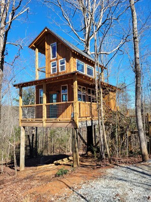 Daytime view of treehouse 