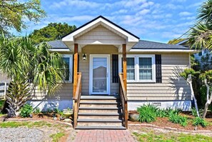 Gorgeous Modern Home 1 Block to Beach