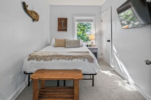 Enjoy a coastal breeze in the upstairs bedroom (Queen bed), Smart TV, AC & fan. 