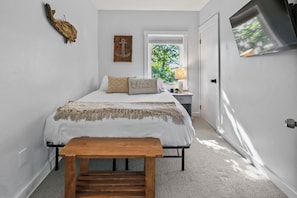 Enjoy a coastal breeze in the upstairs bedroom (Queen bed), Smart TV, AC & fan.