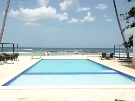 This will be your view every time you walk to the pool during your stay🙌🏻
