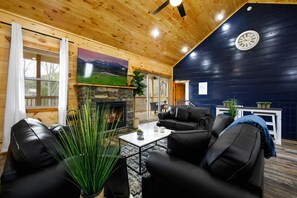 Gorgeous spacious living room with fireplace 