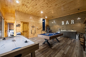 Game room!!Pool table / Air Hockey 75-inch Smart Tv/ Bar Area