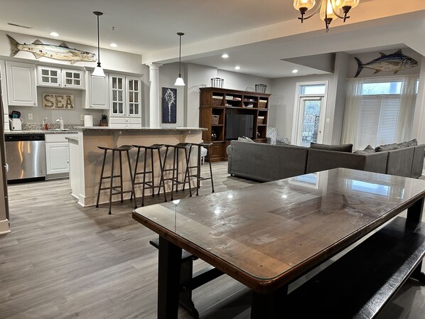 1st Floor Kitchen, Dinning and Family Rm