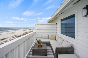 Balcony overlooks the ocean 