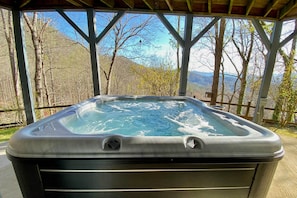 Private Hot Tub | 2,500 Sq Ft