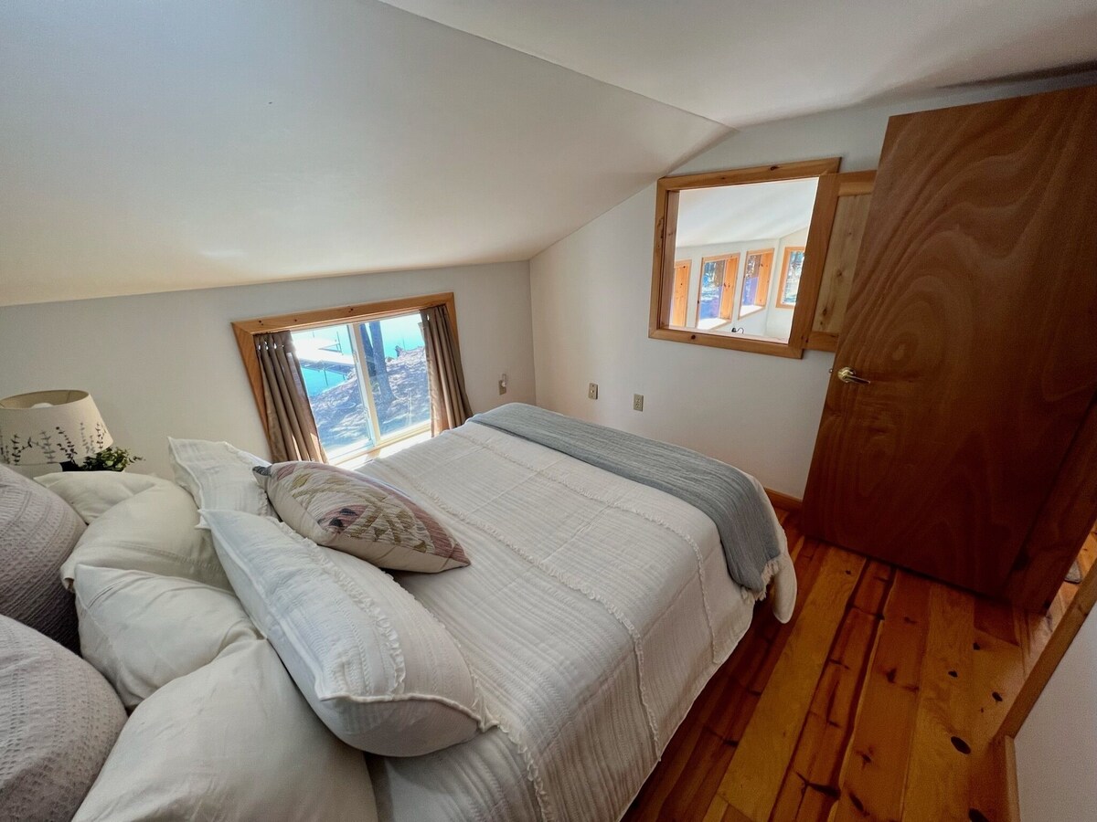 Lakehouse with 100ft of private waterfront on Lovejoy Pond